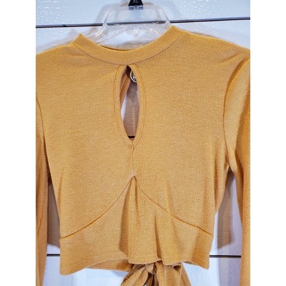 Cropped Keyhole Top - Picture 6 of 8